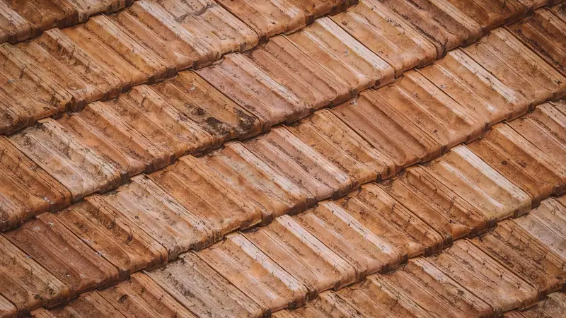 Dachówka ceramiczna na połaci dachu, widok z góry